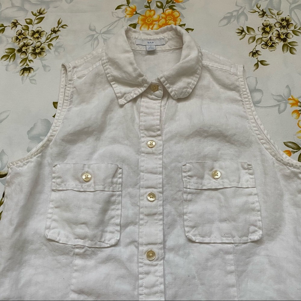 Gap Size S Sleevless Button Down Blouse - image 4
